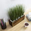 Herbes artificielles en pot de bois brûlé