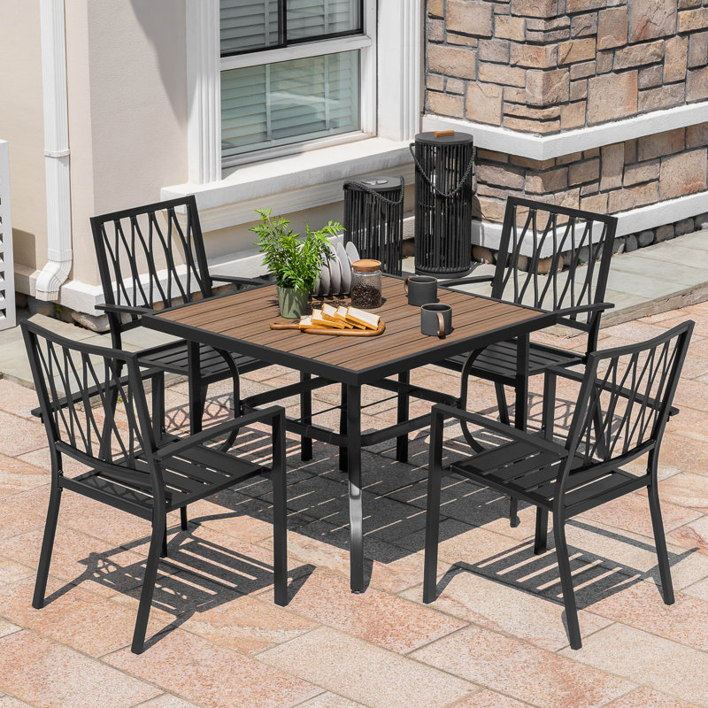 Ensemble de salle à manger d'extérieur en métal 5 pièces avec trou pour parasol et plateau en faux bois