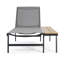 Chaise longue en métal avec dossier réglable et table d'appoint en bois