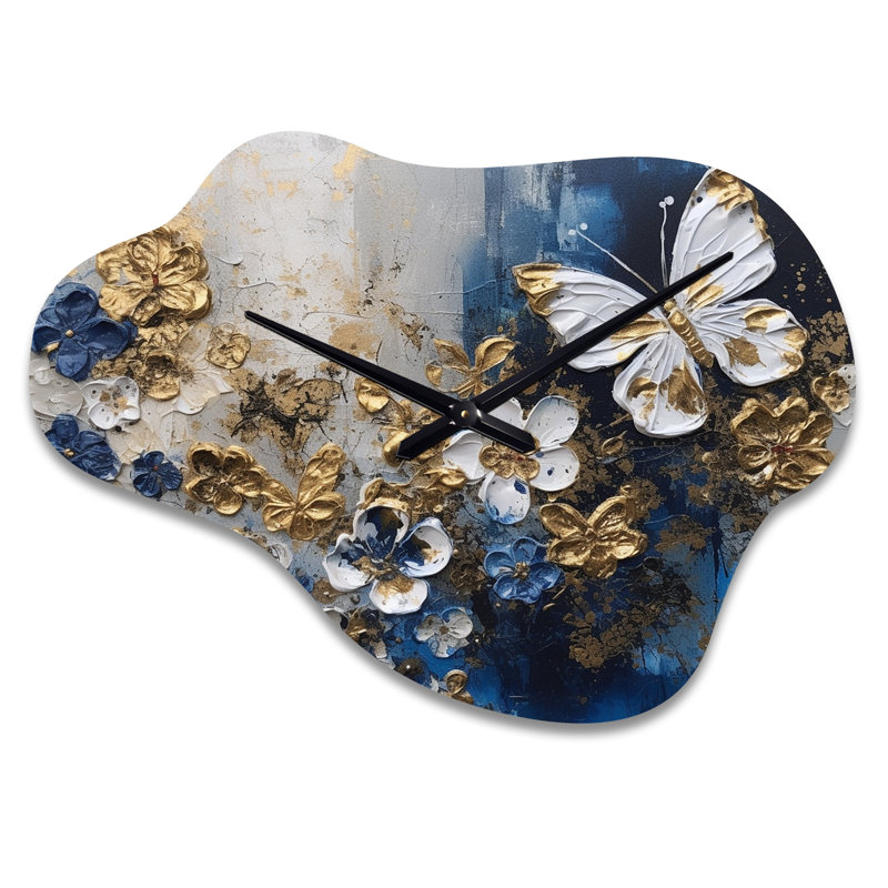 Horloge murale asymétrique en métal bleu avec ailes de papillon et fleurs I McNuit, Grand