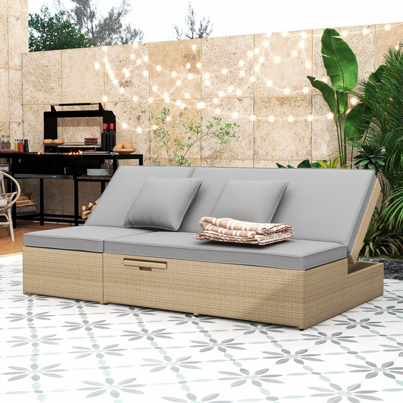 Deux chaises longues inclinables en osier rotin avec dossiers réglables et plateaux latéraux pratiques, Gris clair, Brun