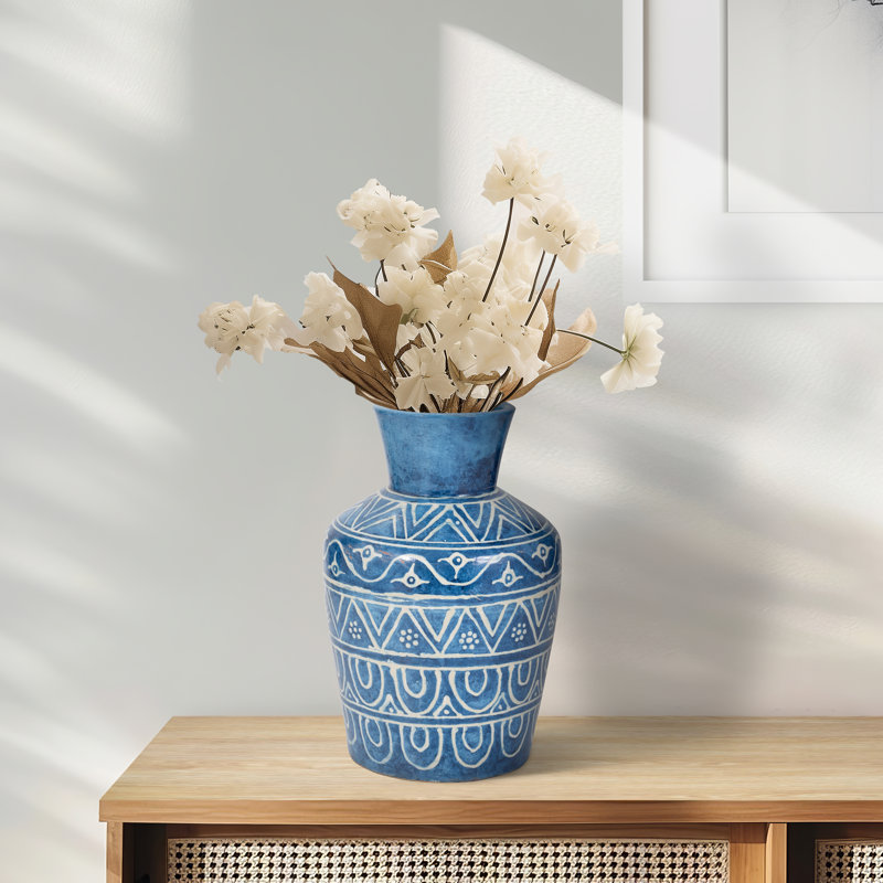 Vase en terre cuite fabriqué à la main avec col évasé et détails gravés - vasque artisanale décorative en céramique pour intérieurs modernes et d'inspiration mondiale