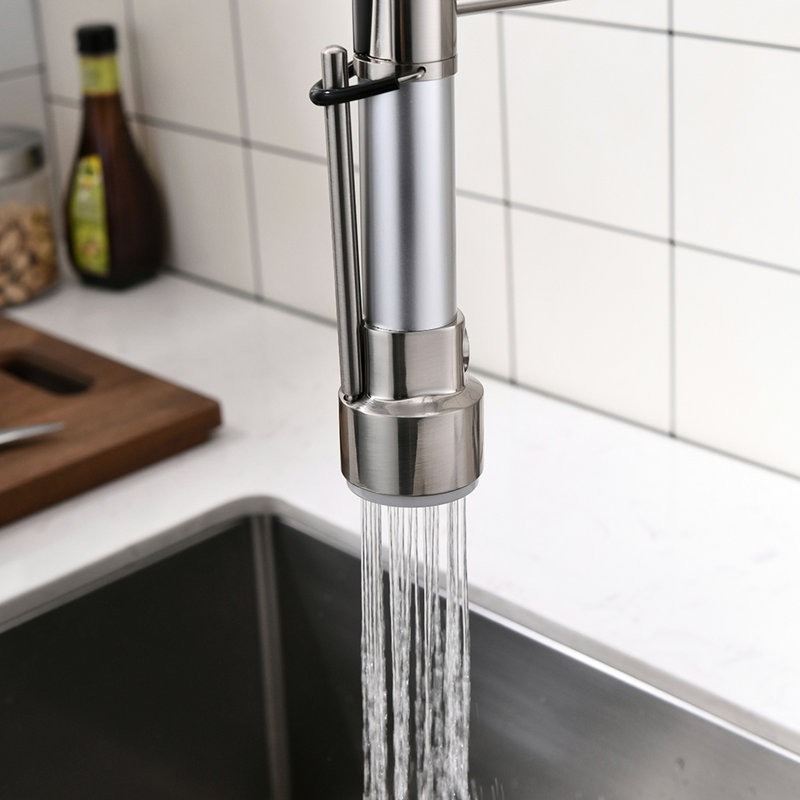 Robinet de cuisine contemporain en nickel brossé, rétractable, largeur de paquet 13, poignée simple, eau chaude et froide, poids du produit 6,7 lb, remplisseur en céramique, style moderne