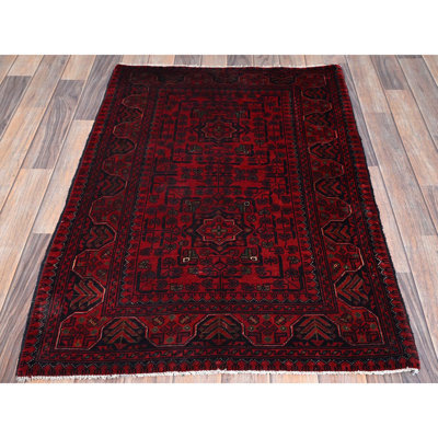 Tapis rouge khamyab de 2 pi 8 po x 4 pi avec motif tribal, laine douce et brillante, colorants végétaux, tapis oriental noué à la main, mat, échantillon