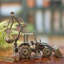 Sculpture en métal recyclé et pièces de voiture uniques Taybah