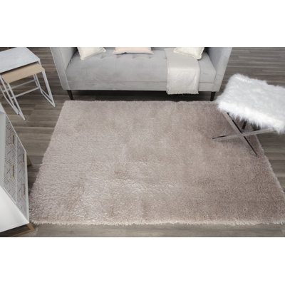 Tapis brun clair en microfibre à poils longs fabriqué à la main