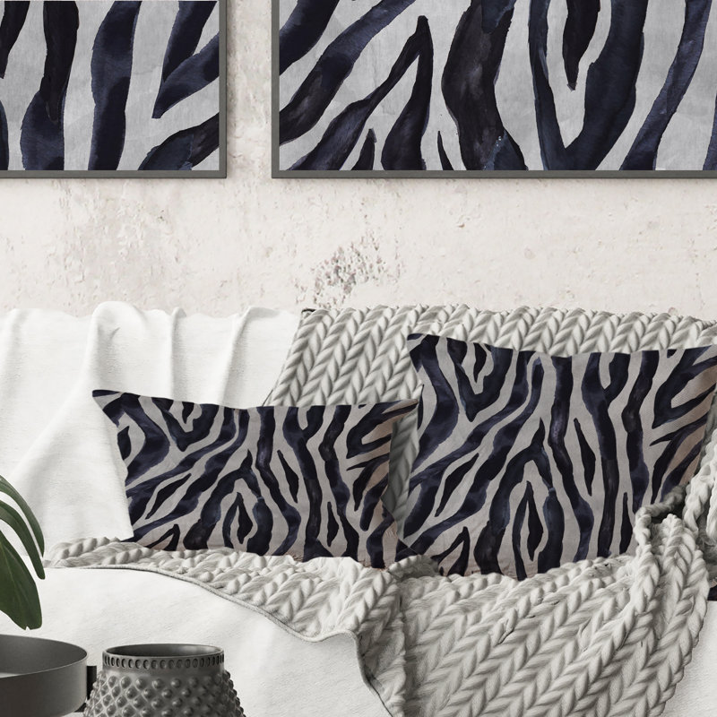 Détail d'un coussin décoratif imprimé à motif de lignes zébrées noires et blanches II