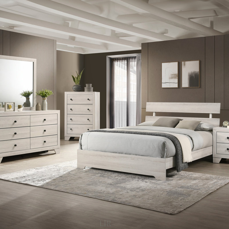 Très grand lit plateforme rustique avec tête de lit à lattes, conception à profil bas, finition blanche délavée pour les chambres contemporaines