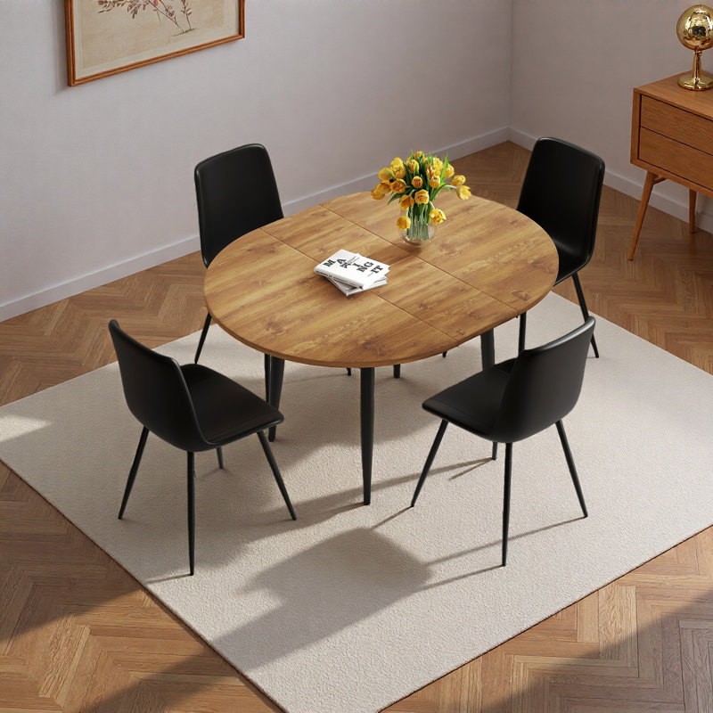 Ensemble de table et de chaises. Table de salle à manger extensible moderne. Convient pour des rassemblements de différentes tailles. Combiné avec 4 chaises en polyuréthane artificiel noir avec un design de coussin incurvé.