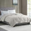Couverture légère en duvet synthétique avec garniture en satin gris double / grand-119424593-119424583