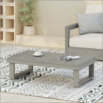 Table basse d'extérieur en bois d'acacia rustique avec lattes et pieds de traîneau pour une élégance durable