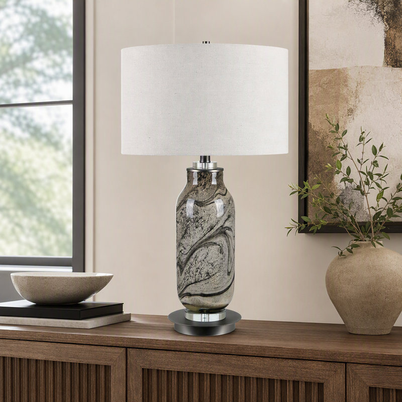 Lampe de table en verre gris de 71 cm de hauteur avec abat-jour cylindrique en lin couleur avoine.