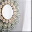 Exquis miroir médaillon McGuire avec volutes en fer complexes et accents floraux