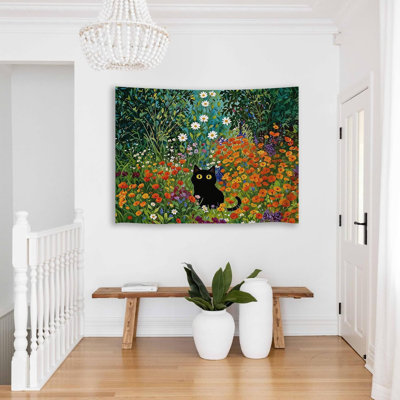 Tapisserie murale vintage représentant un adorable chat noir et des fleurs colorées, dans un style champêtre. Parfait pour une chambre, un dortoir ou un bureau. Elle s'ouvre sur 40 x 60 pouces et est parfaite pour décorer une maison, un dortoir ou un bureau.