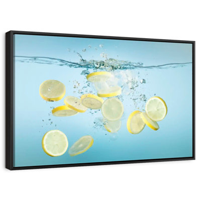 Tranches de citron dans l'eau
