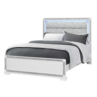 Grand lit à panneau blanc avec un design contemporain, des pieds courbés, des lumières scintillantes, un éclairage à DEL, une tête de lit rembourrée, du bois massif et du rembourrage, un revêtement en tissu d'ameublement, un éclairage, un sommier tapissier nécessaire, une structure,