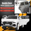Les enfants montent sur une voiture-62080310