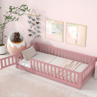 Lit plateforme avec clôture et porte pour enfants Finka