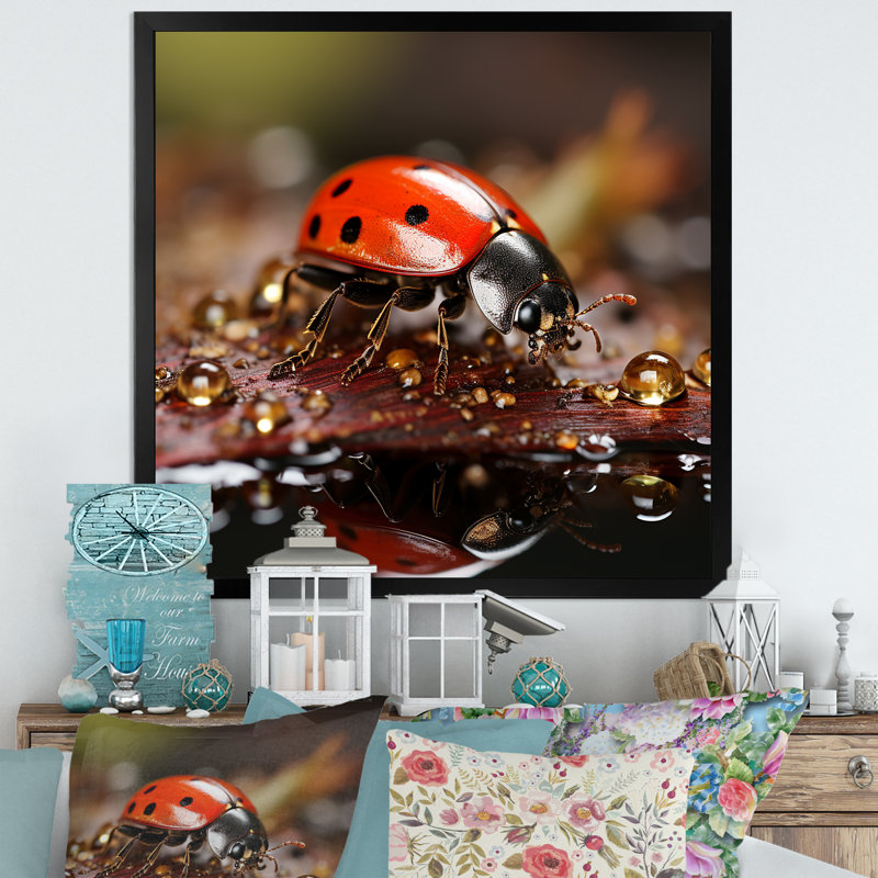 Reproduction sur toile d'une coccinelle animée, H 16 po x l 16 po x P 1 po, Cadre simple noir