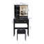 Bureau de coiffeuse avec tiroirs et tablettes de rangement, coiffeuse avec support pour sèche-cheveux et prise de courant, une coiffeuse-414532827