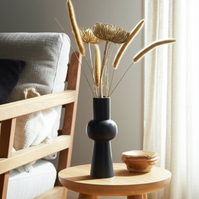 Ensemble de vases modernes sculpturaux, fabrication en métal et en aluminium avec une silhouette géométrique audacieuse, décor décoratif contemporain, design artistique durable