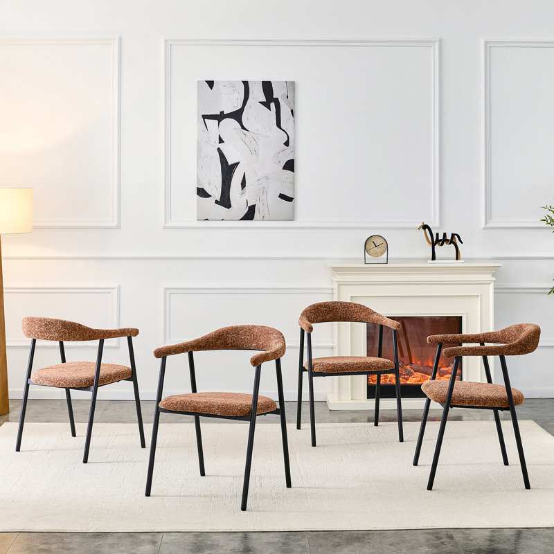 Un ensemble de 4 chaises de salle à manger en tissu de couleur caramel avec des pieds en métal noir élégant. Chaises de salle à manger minimalistes avec dossiers, disponibles en plusieurs couleurs.