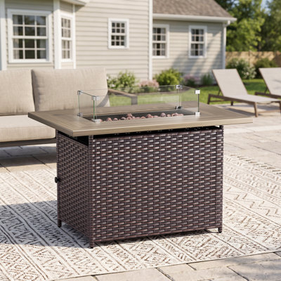 Table de foyer extérieur au propane de 50 000 BTU avec pare-vent en verre et plateau imitation bois, table foyer rectangulaire 2 en 1 en osier avec pierres de lave pour patio, terrasse, jardin