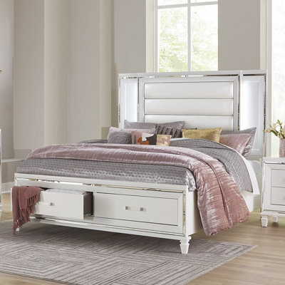 Lit plateforme blanc glamour California King avec pied de lit de rangement, tête de lit rembourrée avec éclairage DEL et hauteur réglable (1 pièce)