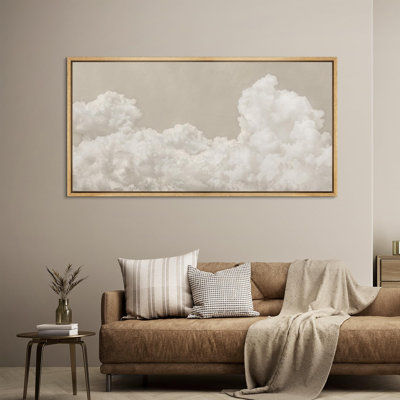 Doux nuages blancs sur fond beige antique rétro