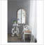 Miroir mural arqué en bois au fini blanc usé, parfait pour rehausser l'esthétique des décors rétro et modernes