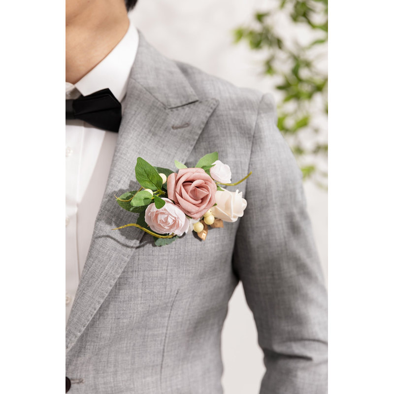 Boutonnière Ling's Moment pour marié, couleur crème et rose poudré, Renoncule rose cendré