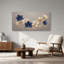 Impression sur toile orchidées bleu marine et crème avec feuilles dorées-480338