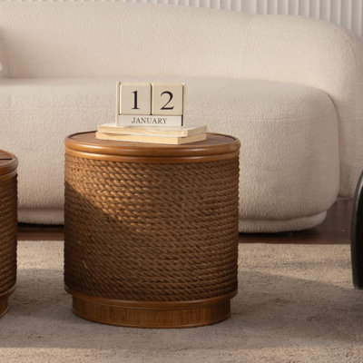 Table basse ronde avec espace de rangement caché, bordure en corde de chanvre tissée à la main, look chic pour les salons confortables, cadre renforcé stable, aucun assemblage requis, ton de bois naturel, style de produit moderne, et