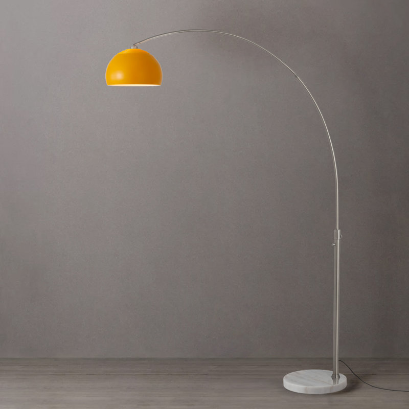 Lampe à arc demi-dôme 92 po - acier nickel satiné, base en marbre blanc, abat-jour demi-dôme en acier moutarde, à intensité variable, ampoule incluse