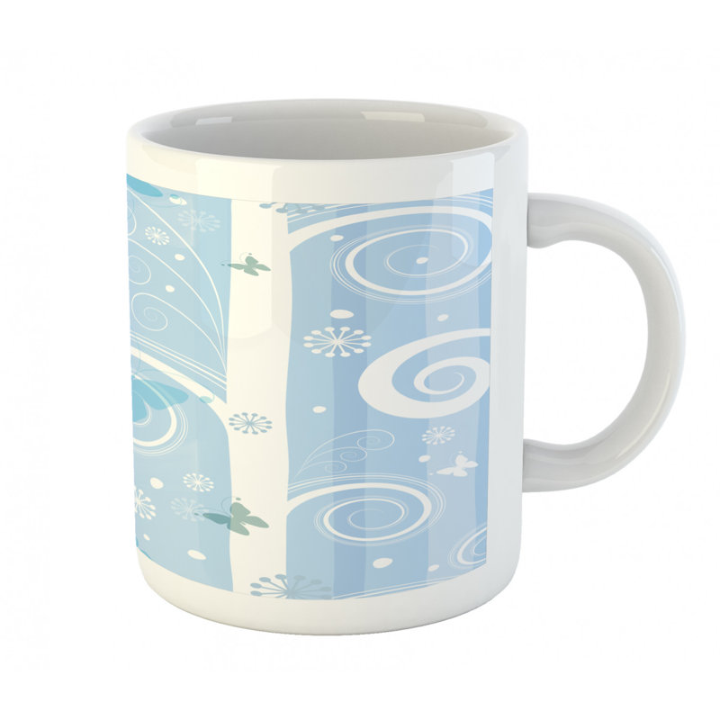 Grande tasse à café et lignes de neige à tourbillons papillons