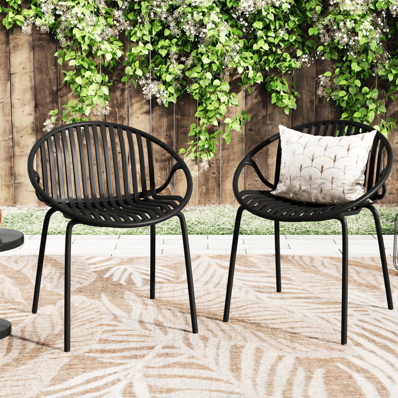 Chaises de patio empilables 2, noires. Conception respirante. Pieds en métal + plastique. Style moderne et simple. Ergonomique, capacité de 300 lb. 25,18 po x 23,43 po x 31,18 po. Assemblage requis, 2 chaises.