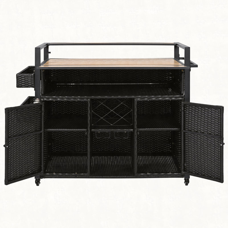 Chariot de barbecue extérieur en osier l 52,8 po avec plateau en bois en plastique, îlot de cuisine sur roulettes avec armoire de rangement, pour patio, jardin, piscine, conception à deux poignées