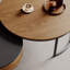 Table basse rétro aux couleurs contrastantes