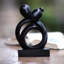 Sculpture en bois avec couple de soins