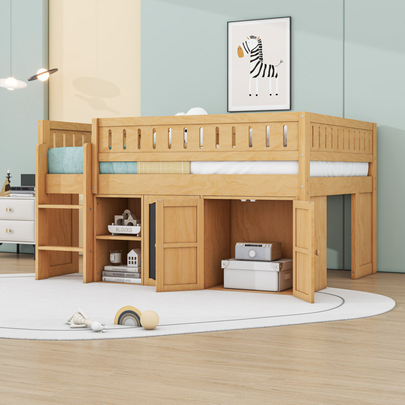 Lit mezzanine en bois avec armoire, tableau noir et tablettes, Naturel