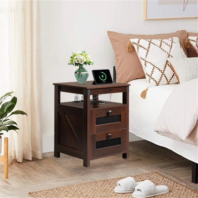 Table de chevet Farmhouse avec station de charge - Table de bout en bois rustique avec 2 tiroirs en filet et tablette ouverte pour le salon, la chambre à coucher
