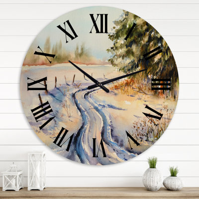 Horloge murale traditionnelle enneigée en forêt