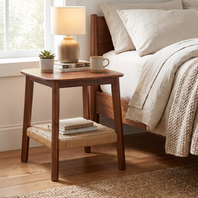 Table d'appoint Alisma 20 po en bois d'acacia avec tablette tressée, couleur châtaigne chaude