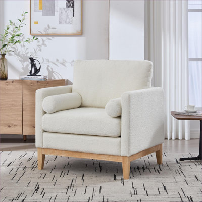 Chaise avec accoudoirs neutres et bouclés beige, style campagne moderne avec pieds en bois naturel pour la lecture et le salon