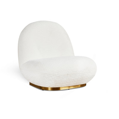 Chaise longue blanche désossée en peluche avec base dorée, alliant confort velouté et design métallique chic pour des espaces de vie élégants