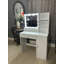 Bureau de coiffeuse avec miroir et lumière, commode de rangement à trois niveaux avec grand tiroir, 3 modes d'éclairage à luminosité réglable, coiffeuse de chambre à coucher