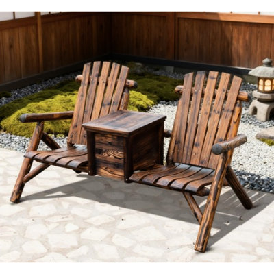Canapé double d'extérieur avec seau à glace, en sapin rustique, surface vernie pour l'évacuation de l'eau de pluie, table intégrée, sièges ergonomiques, dossiers hauts, dimensions hors tout enveloppantes : 63,75 po L x 32,75 po l x 38,25 po H