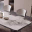 Petit appartement simple, table et chaise modernes-109244389-109244388