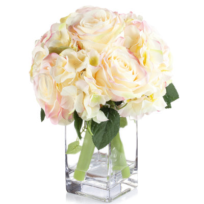 Agencement de roses et d’hortensias à motif floral en vase