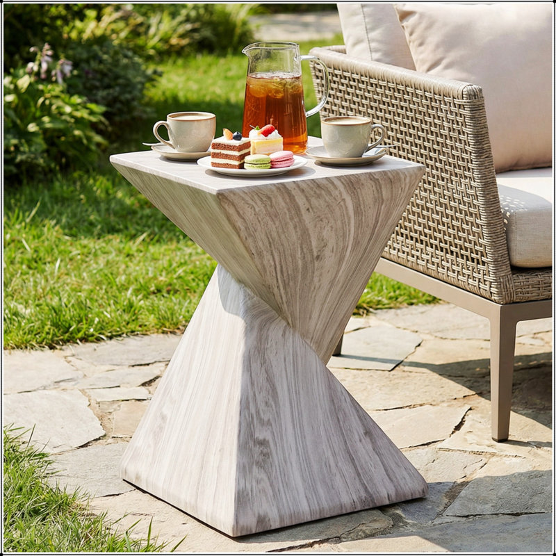 Table d'appoint d'extérieur moderne en béton, ornée d'un design cannelé sculptural et résistant aux intempéries, de style géométrique minimaliste
